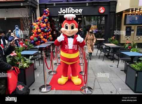 JOLLIBEE FLAGSHIP Leicester Square: FILIPINO .